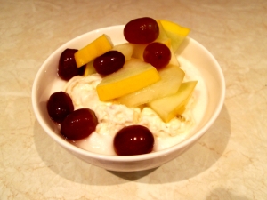 Rice porridge with gooseberry yogurt and a fruit bag