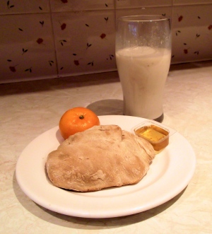 Artisan bread with marmalade and a banana shake
