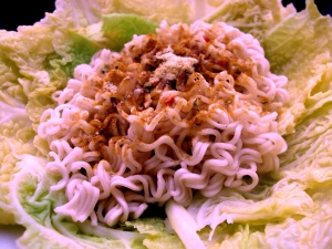 Instant noodles with salt-and-vinegar seasoned blanched cabbage