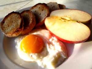 Day 11 Lunch - Apple, Egg and toast