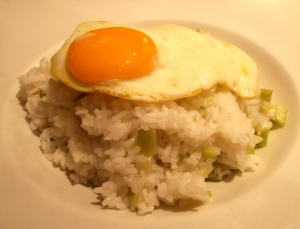Day 13 supper: Garlic and broccoli rice with a fried egg