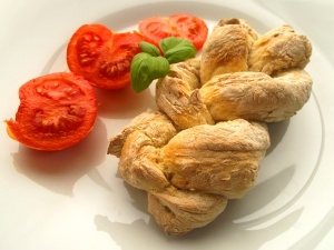 Day 15 Lunch: Onion-bread braid with tomato